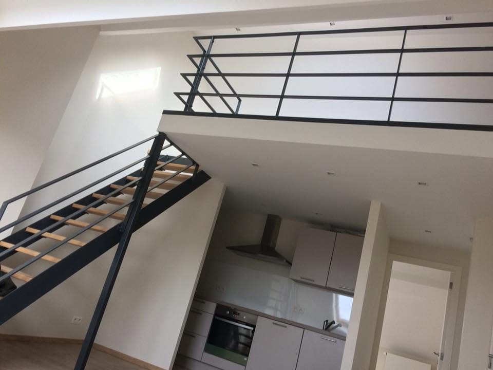 Duplex : escalier en acier noir, mezzanine