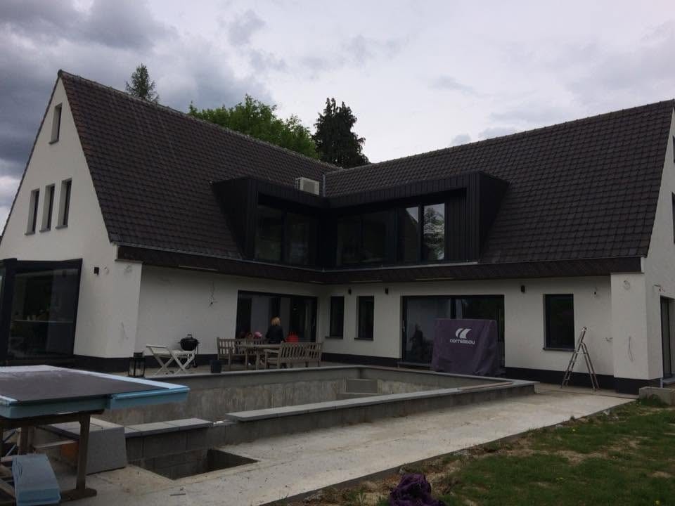 Villa : enduit blanc, châssis noirs, piscine